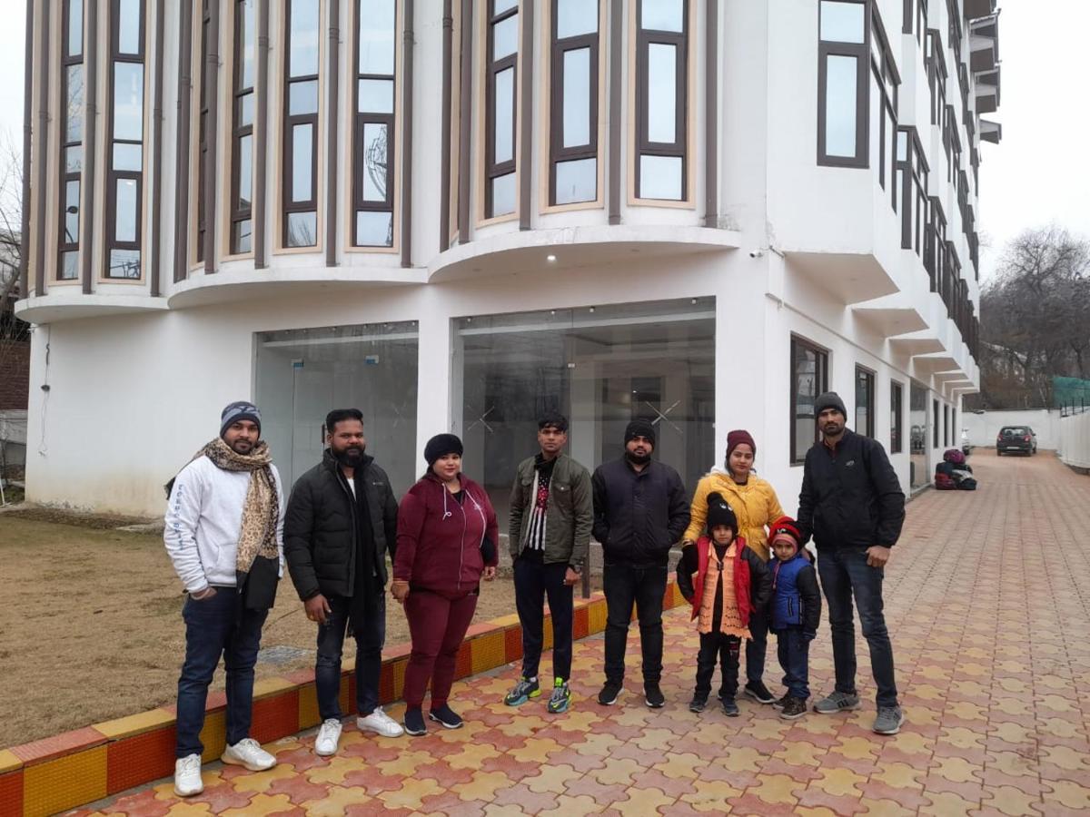 Hotel Zoon Dabb Srinagar Airport Kashmir Bagian luar foto