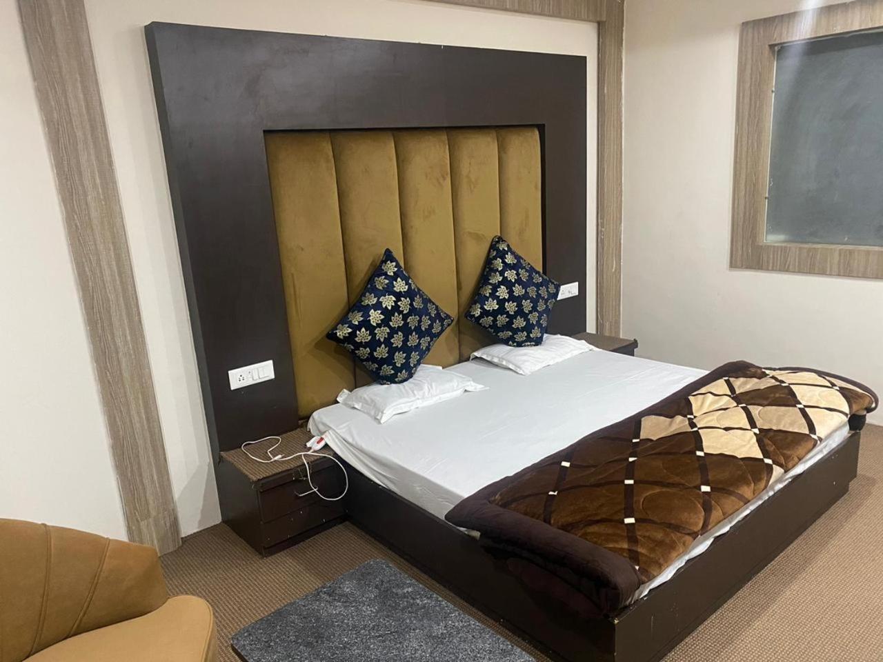 Hotel Zoon Dabb Srinagar Airport Kashmir Bagian luar foto