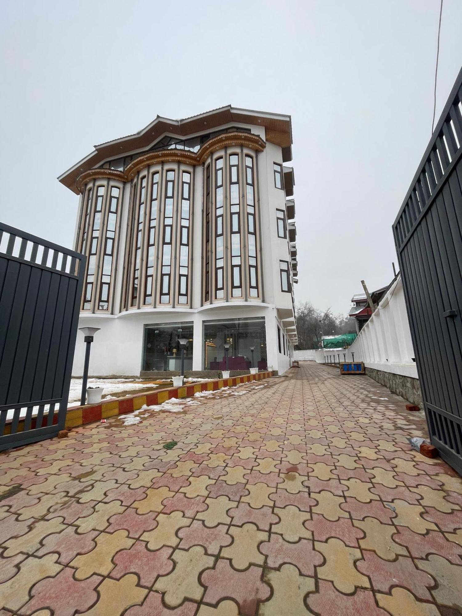 Hotel Zoon Dabb Srinagar Airport Kashmir Bagian luar foto